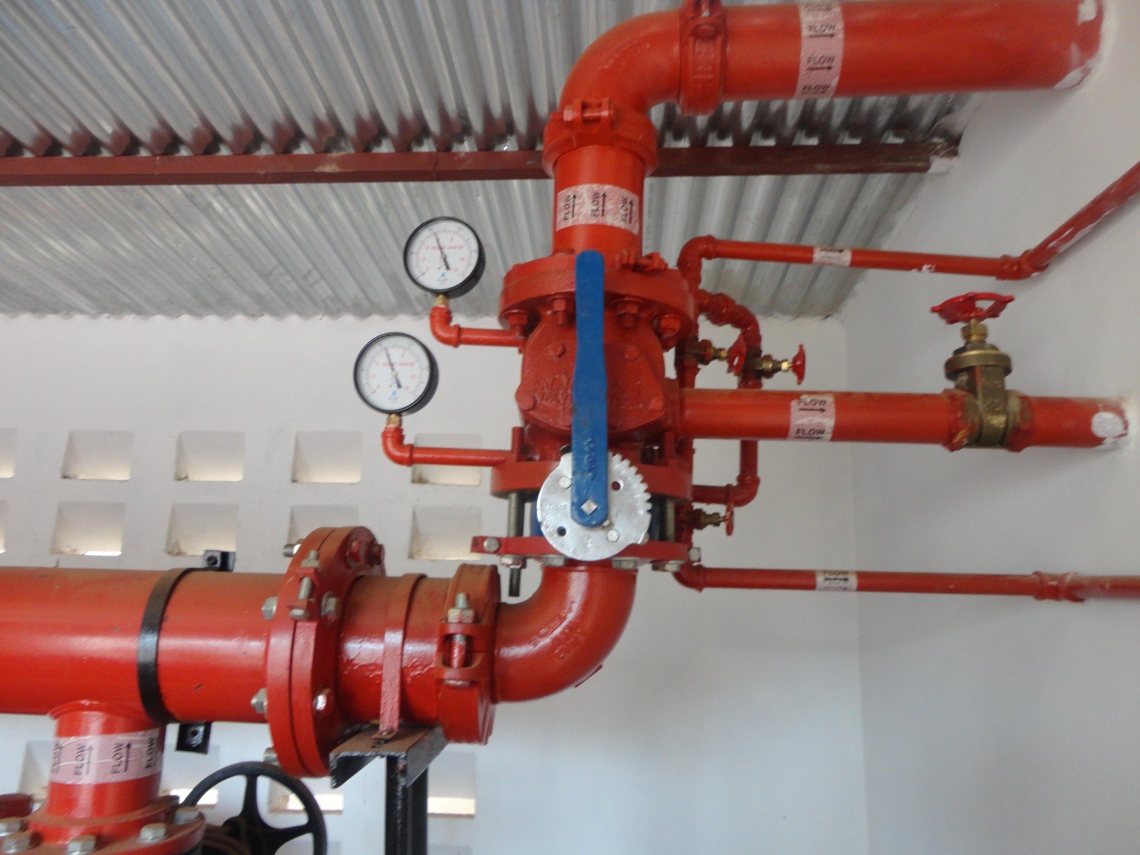 Wet riser alarm valve set with gear-operated isolating valve, pressure gauges and drain trim